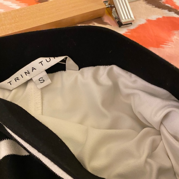 Knit cream and black stretch knee length skirt - Picture 5 of 5